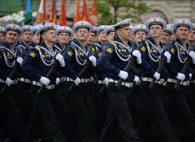 Moskova, Rusya Mayıs 6, Karadeniz daha yüksek Denizcilik Okulu 2018:Cadets PS Nakhimova sonra kırmızı kare üzerinde geçit onuruna Zafer Bayramı kostümlü prova sırasında adlı.