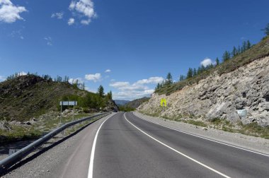  Chike-Taman geçmek. Chuysky yolu. Dağ altay