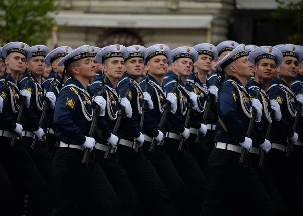 莫斯科 俄罗斯 2018年5月6日 黑海高等海军学校的军校学员命名后 Nakhimova 在红色广场游行的彩排中 纪念胜利日 — 图库照片