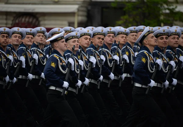 モスクワ ロシア 日黒海高等海軍学校の 2018 Cadets にちなんで Nakhimova 戦勝記念日の名誉で赤の広場でのパレードのドレス リハーサル中に — ストック写真