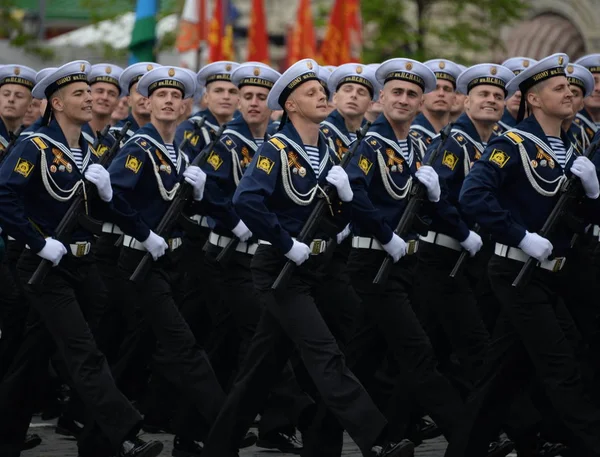 Moskova, Rusya Mayıs 6, Karadeniz daha yüksek Denizcilik Okulu 2018:Cadets PS Nakhimova sonra kırmızı kare üzerinde geçit onuruna Zafer Bayramı kostümlü prova sırasında adlı.