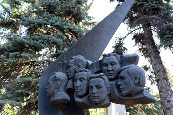 Monumento a la tripulación del avión TU-144, herido en Le Bourget el 3 de junio de 1977, en el Cementerio Novodevichy de Moscú —  Fotos de Stock