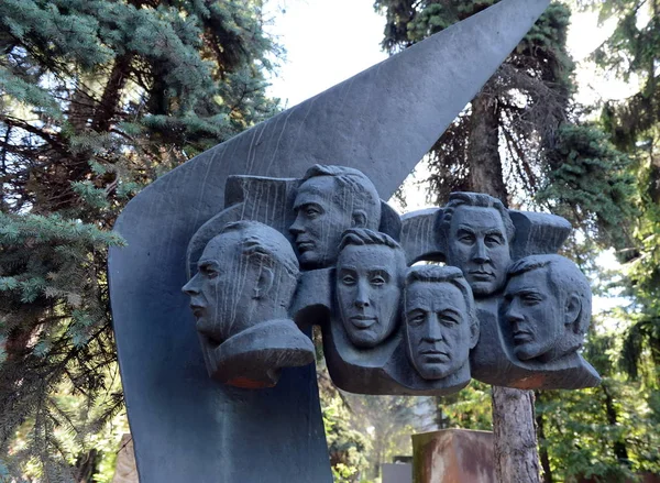 Monumento à tripulação do avião TU-144, que foi ferido em Le Bourget em 3 de junho de 1977, no Cemitério Novodevichy em Moscou — Fotografia de Stock