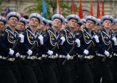  Öğrenciler kırmızı kare üzerinde geçit onuruna Zafer Bayramı kostümlü prova sırasında deniz Politeknik Enstitüsü.
