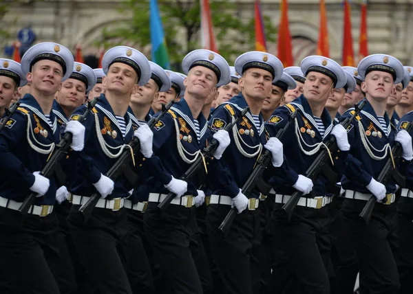 Δόκιμοι του Πολεμικού Ναυτικού Πολυτεχνικό Ίδρυμα κατά τη γενική πρόβα της παρέλασης στην Κόκκινη Πλατεία προς τιμήν του την ημέρα της νίκης. — Φωτογραφία Αρχείου