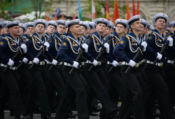 Cadetten van het Naval Polytechnisch Instituut tijdens de generale repetitie voor de parade op het Rode plein ter ere van de dag van de overwinning. — Stockfoto