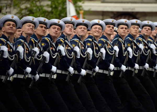 Cadetes del Instituto Politécnico Naval durante el ensayo general del desfile en la Plaza Roja en honor al Día de la Victoria . — Foto de Stock