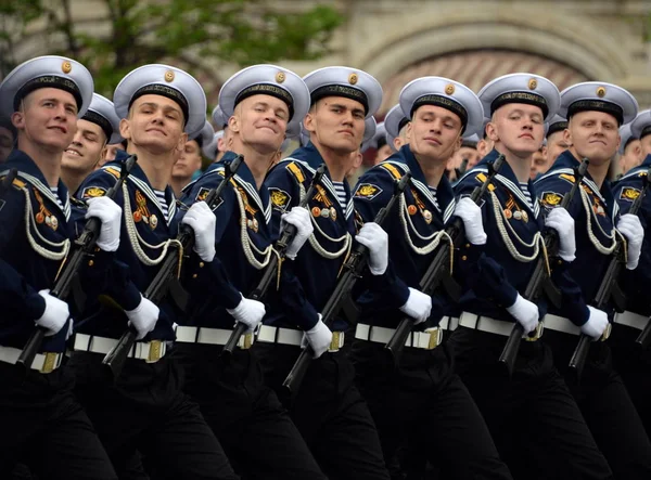 Cadetes do Instituto Politécnico Naval durante o ensaio geral do desfile na Praça Vermelha em honra do Dia da Vitória . — Fotografia de Stock