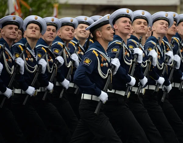 Cadetten van het Naval Polytechnisch Instituut tijdens de generale repetitie voor de parade op het Rode plein ter ere van de dag van de overwinning. — Stockfoto