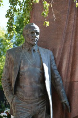  Sanatçı Mikhail Ulyanov, Moskova Novodevichy mezarlığında mezar.