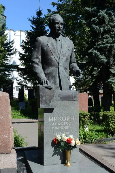  Sovyet devlet adamı Anastas Mikoyan, Moskova Novodevichy mezarlığında mezar.