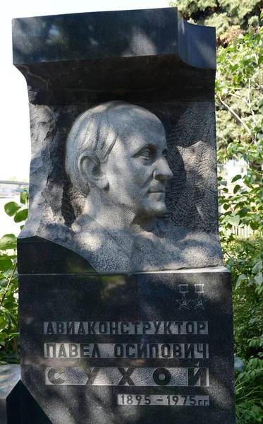 La tumba del destacado diseñador de aviones soviéticos Pavel Sukhoi en el cementerio Novodevichy de Moscú . — Foto de Stock