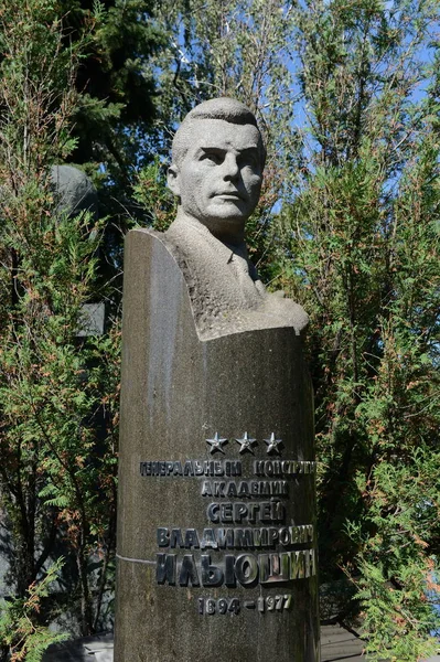 La tumba del destacado diseñador de aviones soviéticos Sergei Ilyushin en el cementerio Novodevichy de Moscú . — Foto de Stock