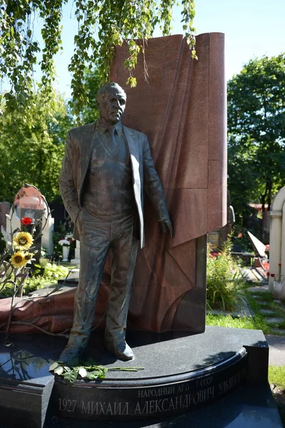 A sepultura do artista Mikhail Ulyanov no cemitério Novodevichy em Moscou . — Fotografia de Stock