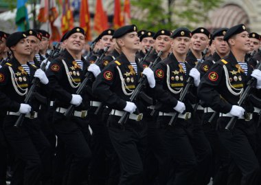  Denizciler 336 Muhafızlar Bialystok tugay kırmızı kare üzerinde geçit kostümlü prova sırasında Baltık filonun.