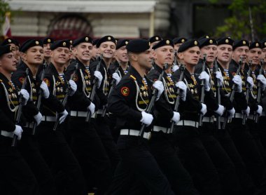  Denizciler 336 Muhafızlar Bialystok tugay kırmızı kare üzerinde geçit kostümlü prova sırasında Baltık filonun.