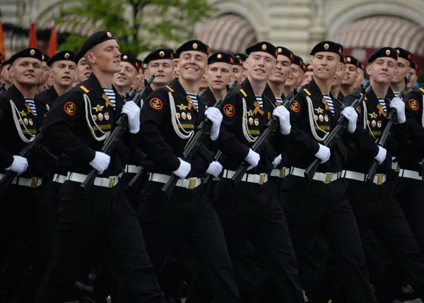 Морские пехотинцы 336-й гвардейской Белостокской бригады Балтийского флота во время генеральной репетиции парада на Красной площади . — стоковое фото