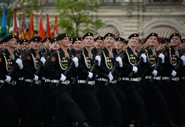 Fuzileiros navais da 336.a Brigada de Guardas Bialystok da Frota do Báltico durante o ensaio geral do desfile na Praça Vermelha . — Fotografia de Stock