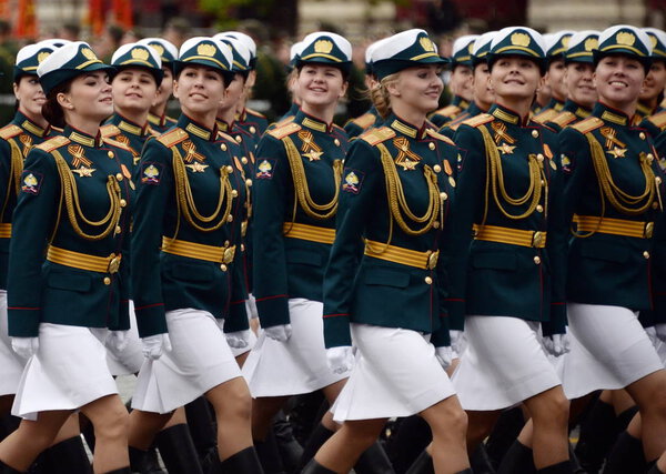  Женщины-курсантки Военного университета и Вольского военного института материального обеспечения во время репетиции парада
.