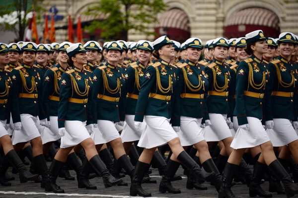  Женщины-курсантки Военного университета и Вольского военного института материального обеспечения во время репетиции парада
.