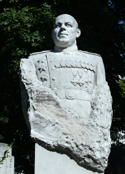 A sepultura do marechal das forças blindadas Pavel Rybalko no cemitério Novodevichy em Moscou . — Fotografia de Stock