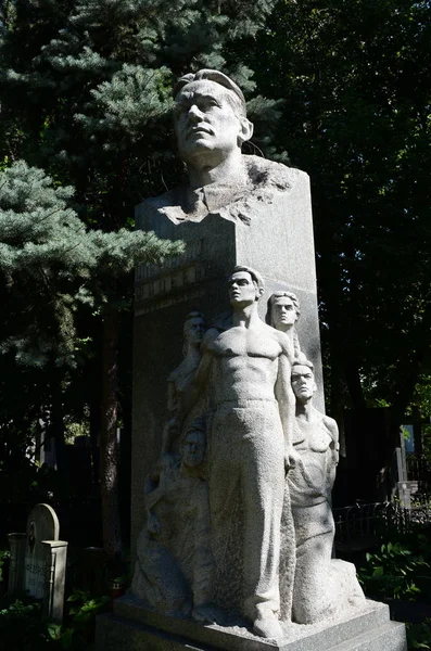 A sepultura do escritor soviético Alexander Fadeyev no cemitério Novodevichy em Moscou . — Fotografia de Stock