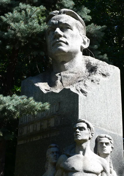  Sovyet yazar Alexander Fadeyev, Moskova Novodevichy mezarlığında mezar.