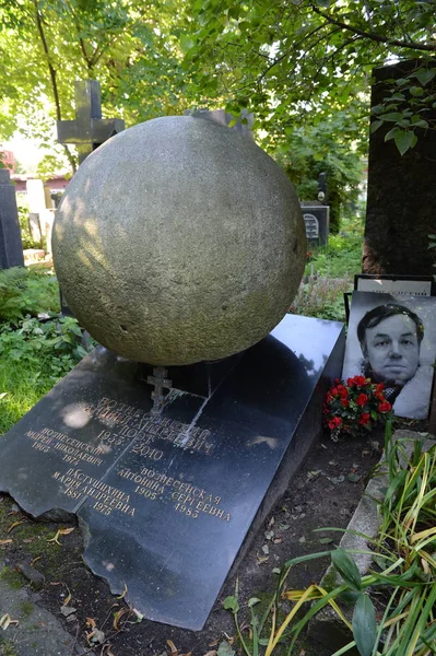 시인 안드레이 Voznesensky 모스크바에서 Novodevichy 묘지의 무덤 — 스톡 사진