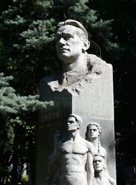 A sepultura do escritor soviético Alexander Fadeyev no cemitério Novodevichy em Moscou . — Fotografia de Stock