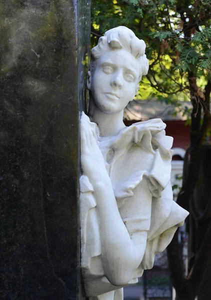 La tumba de Catherine Nikolayevna Nemirovich-Danchenko en el cementerio Novodevichy en Moscú . — Foto de Stock