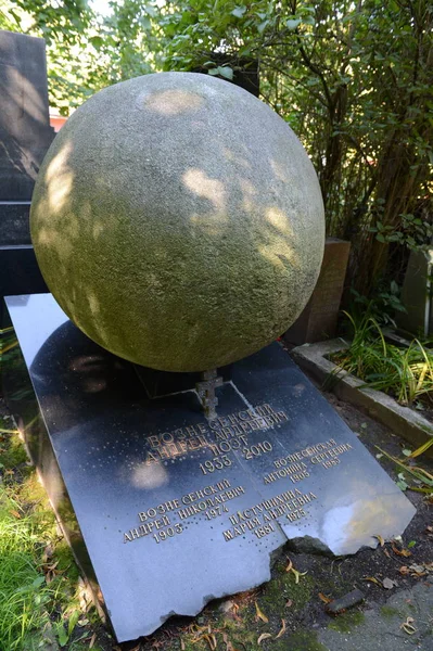 Das Grab des Dichters Andrej Wosnessenski auf dem Nowodewitschij-Friedhof in Moskau — Stockfoto