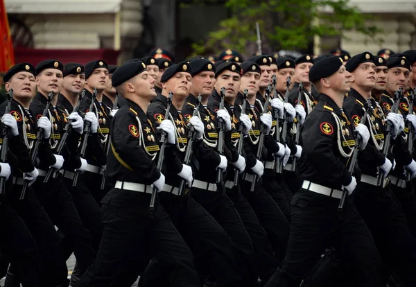  Denizciler Kirkenes Tümeni bünyesinde Kuzey filosu geçit prova sırasında kıyı güçlerinin Deniz Piyade.