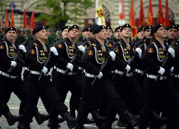  Denizciler Kirkenes Tümeni bünyesinde Kuzey filosu geçit prova sırasında kıyı güçlerinin Deniz Piyade.