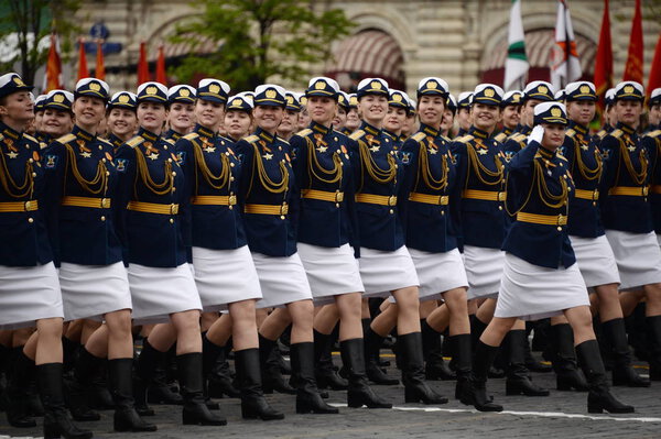  Курсантки Военной академии связи и Военно-космической академии во время генеральной репетиции парада

