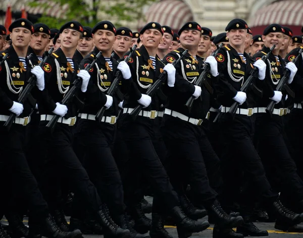  Denizciler Kirkenes Tümeni bünyesinde Kuzey filosu geçit prova sırasında kıyı güçlerinin Deniz Piyade.