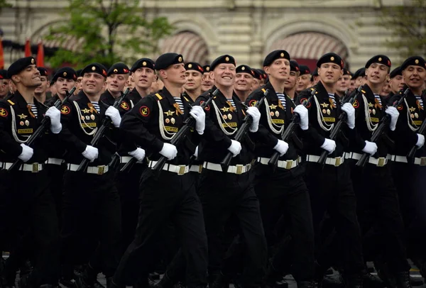 Marineinfanteristen der Kirkenes-Brigade der Marineinfanterie der Küstenstreitkräfte der Nordflotte während der Generalprobe der Parade. — Stockfoto