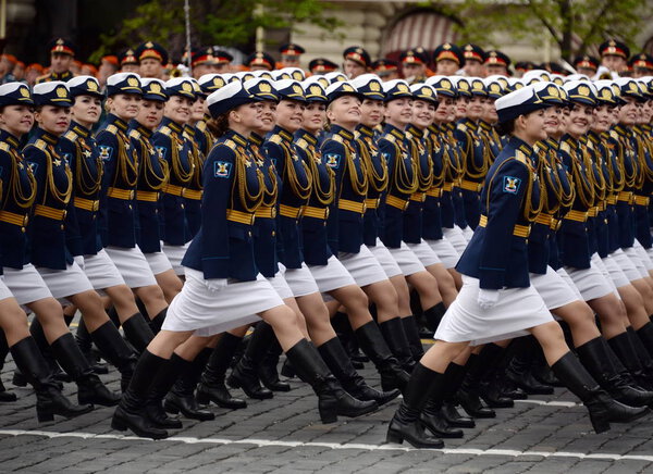  Курсантки Военной академии связи и Военно-космической академии во время генеральной репетиции парада
