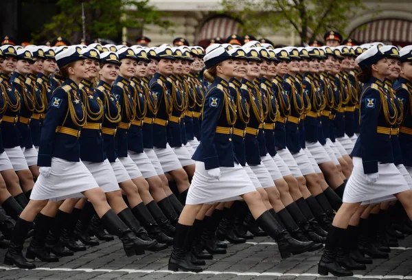 여성 생도 군사 통신 아카데미와 퍼레이드의 드레스 리허설 중 군사 공간 아카데미의 — 스톡 사진