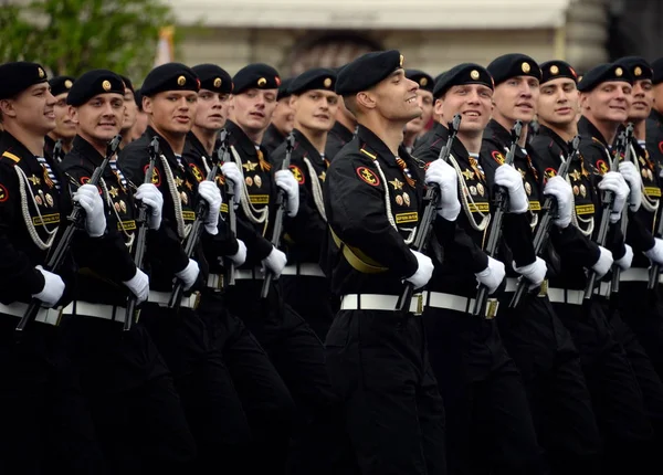  Denizciler Kirkenes Tümeni bünyesinde Kuzey filosu geçit prova sırasında kıyı güçlerinin Deniz Piyade.