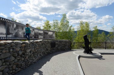  Anıt Chike Taman geçişte Chuysky sistem oluşturucularının. Dağ altay.