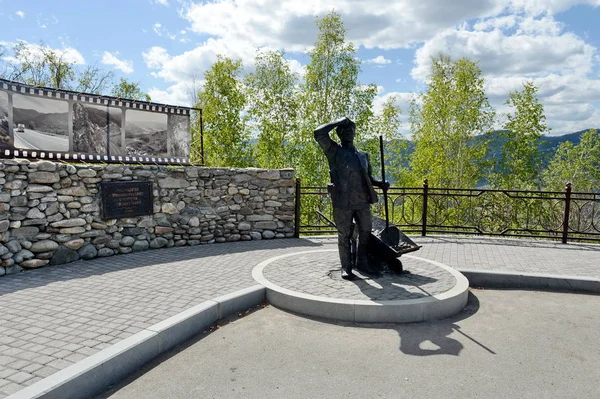 Monumento a los constructores del tramo Chuysky en el paso Chike Taman. Montaña Altai . — Foto de Stock