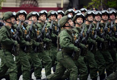  331st Muhafızlar paraşüt alayı, Kostroma kostümlü prova sırasında Kızıl Meydan üzerinde geçit paraşütçüler.