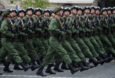  331st Muhafızlar paraşüt alayı, Kostroma kostümlü prova sırasında Kızıl Meydan üzerinde geçit paraşütçüler.