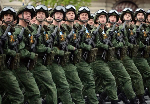 Paraquedistas da 331st Guards Parachute Regiment de Kostroma durante o ensaio geral do desfile na Praça Vermelha . — Fotografia de Stock