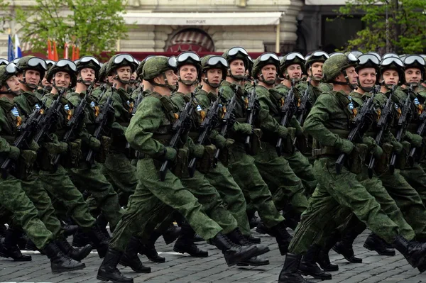 Fallschirmjäger der 331. Garde des Fallschirmregiments von Kostroma während der Generalprobe der Parade auf dem Roten Platz. — Stockfoto