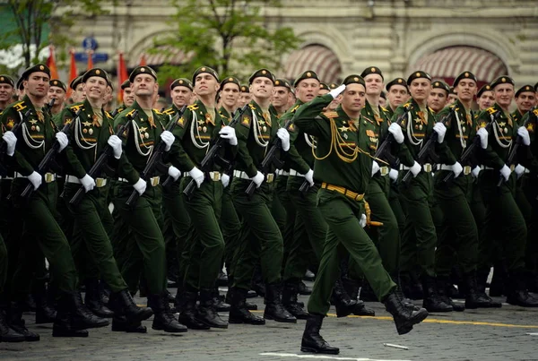 Cadetes da academia militar de Forças Estratégicas de Mísseis nomeados em homenagem a Pedro, o Grande, no ensaio geral para o desfile do Dia da Vitória . — Fotografia de Stock