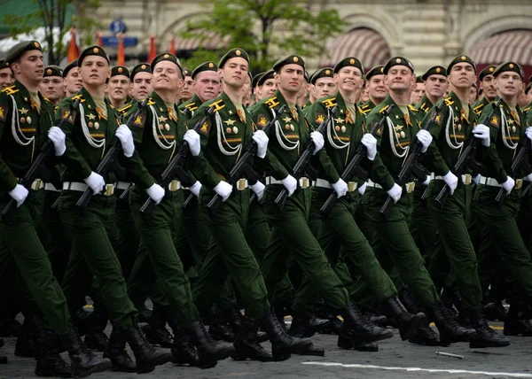 Cadetes da Academia Militar das Forças Estratégicas de Mísseis nomeados em homenagem a Pedro Magno no ensaio geral do desfile . — Fotografia de Stock