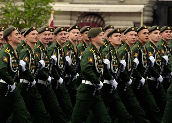 Cadetes de la academia militar de Fuerzas de Misiles Estratégicos nombrados en honor a Pedro Magno en el ensayo general del desfile . —  Fotos de Stock