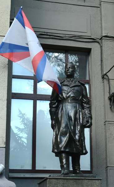 Skulptur av en sovjetisk pilot nära hotellet ”Slavyanka” i Moskva. — Stockfoto