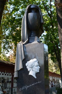  Rus dramatik aktris Maria Yermolova, Moskova Novodevichy mezarlığında mezar.
